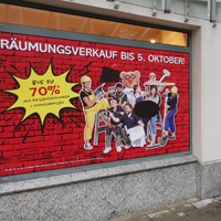 Diese Bild zeigt ein Schaufenster beklebt mit wiederablösbarer monomerer Folie