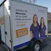 Hier sehen Sie einen Anhänger beklebt mit Druck auf monomerer Folie